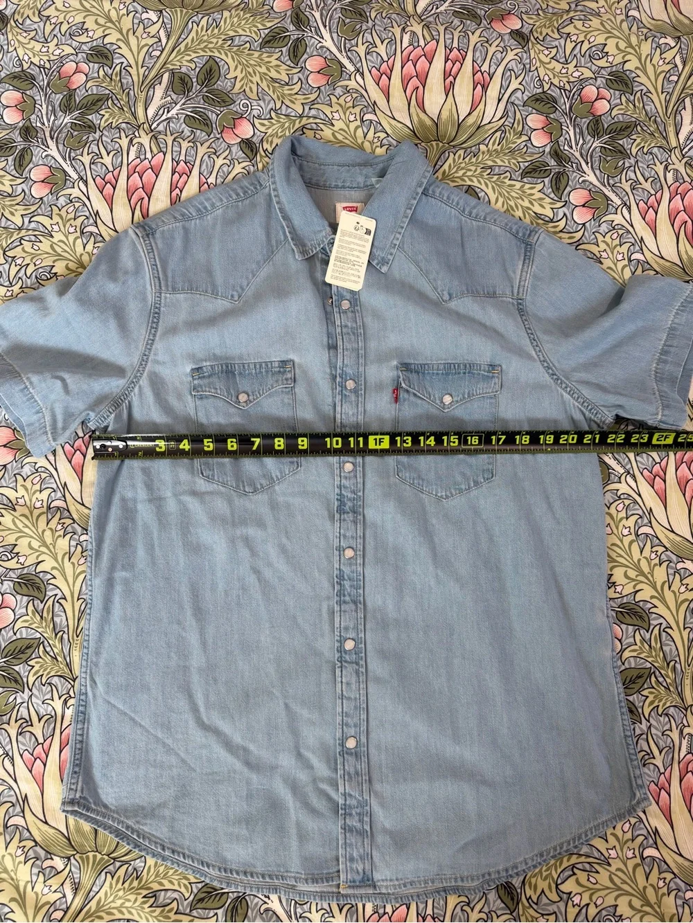 Levi's Light Blue Short-Sleeve Denim Western Shirt - Snap Front. Size L.